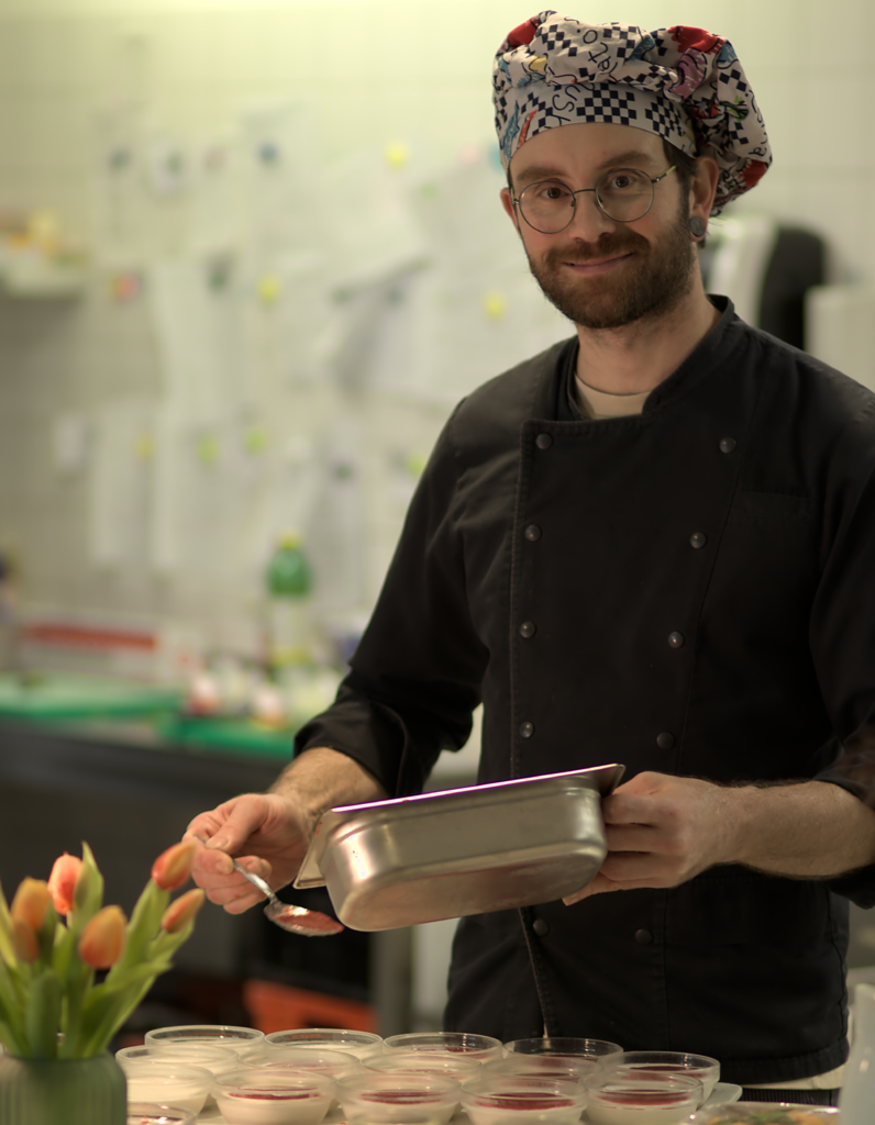 Küchenchef Jakob Weiß am anrichten